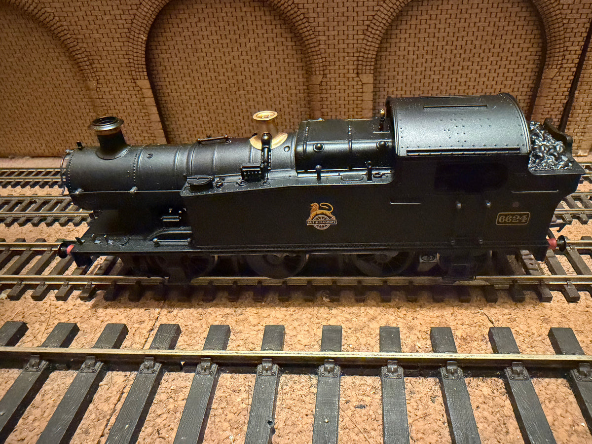Bachmann 32-079 (OO) Ex GWR, 56XX ‘Taff Tank’ No.6624 in British Railways Lined Black. (Shed Code, 84D, Leamington Spa Depot). 