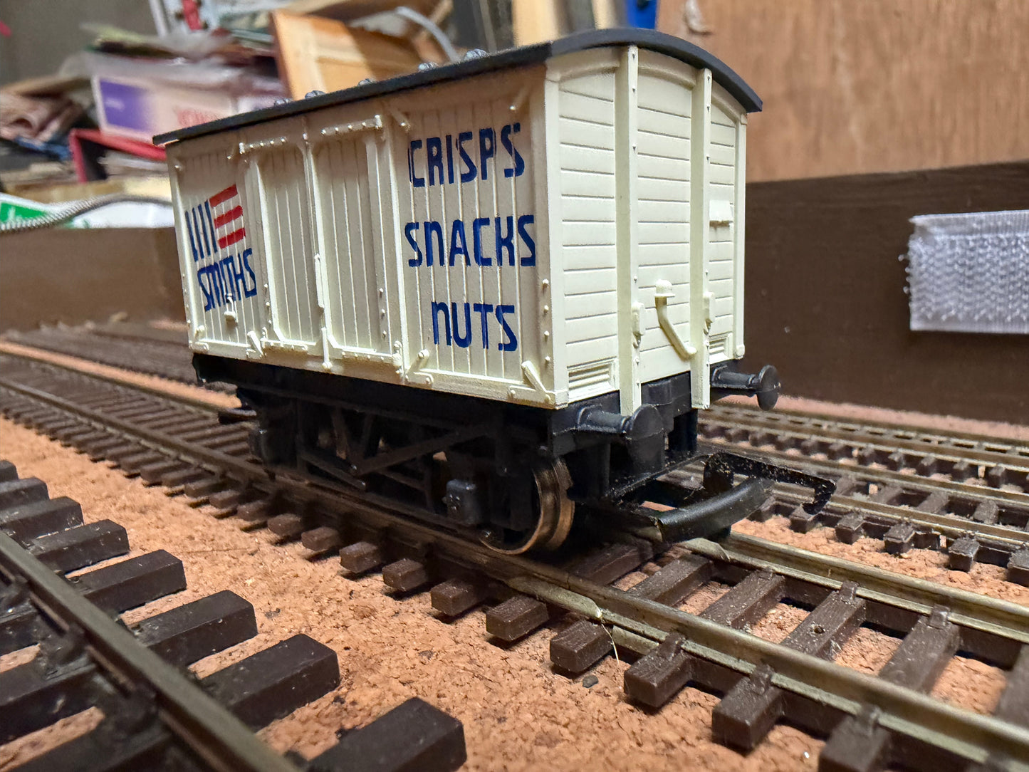 Hornby R.135 (OO) Smith Snacks Van