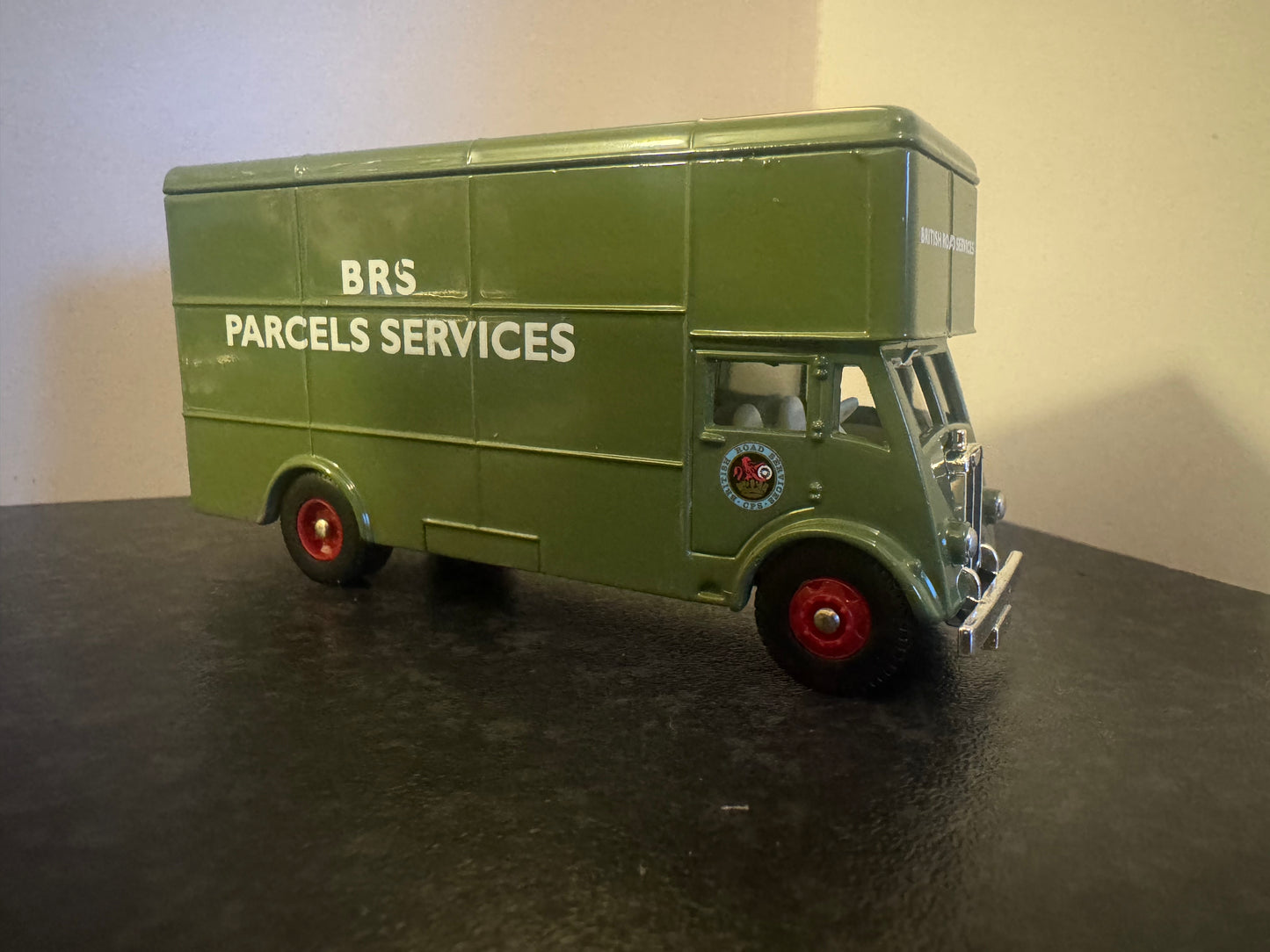 Lledo Trackside 146000 (1:76 / OO9 / OO) Guy Pantechnicon in British Railways, British Road Service, Parcels Service Livery. 