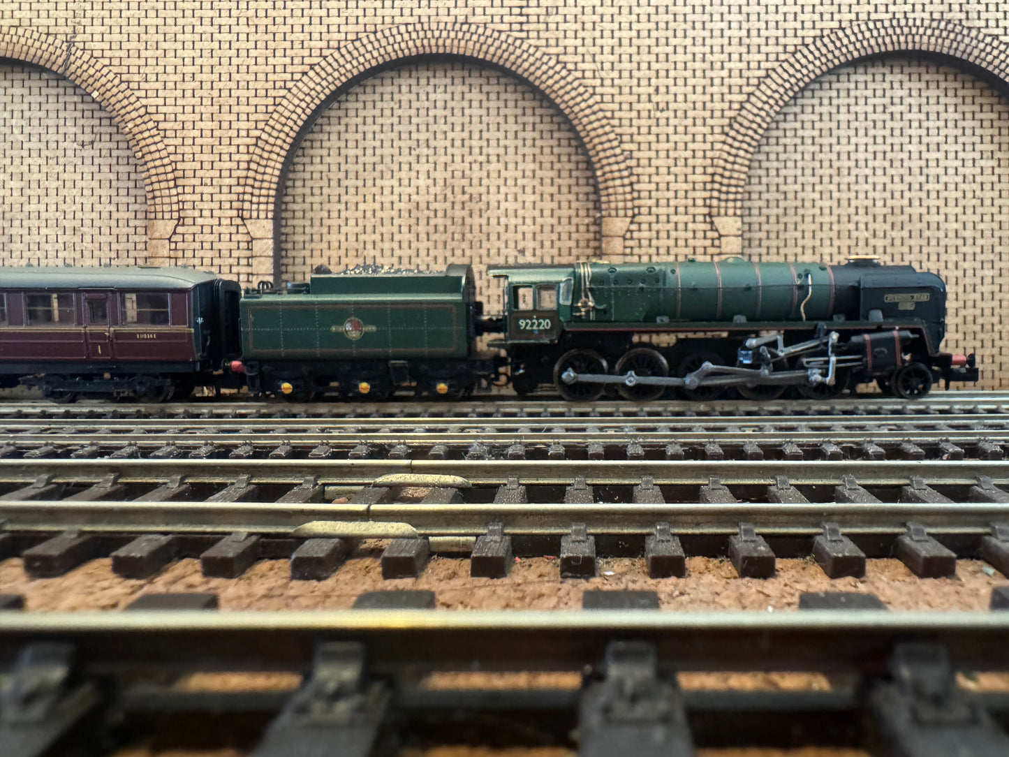 Dapol 2S-013-010 (N Gauge) Pines Express 9F 92220 “Evening Star” and Four Gresley Coaches. DCC Fitted 