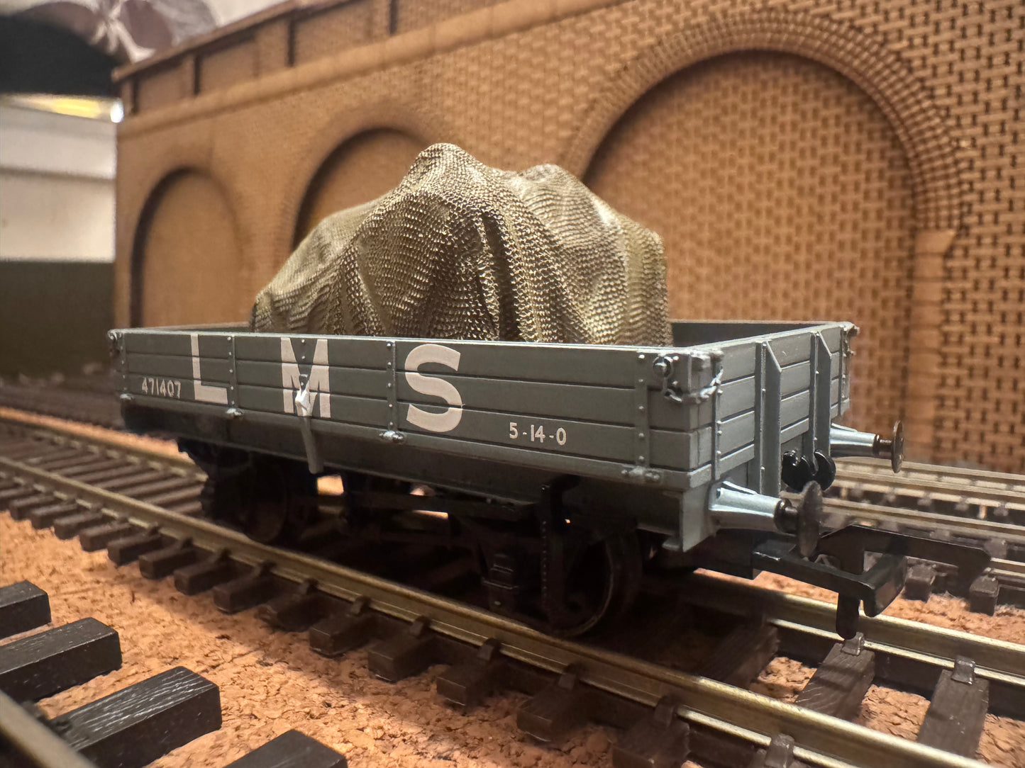 Bachmann 37-937 (OO) London Midland & Scottish Railway, Three Plank Open Wagon No.471407 in LMS Grey with covered tractor load 