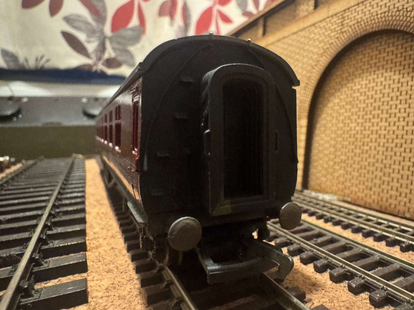 Mainline (OO) London Midland & Scottish Railway, 60ft Corridor Composite No.3936 in LMS Maroon. 