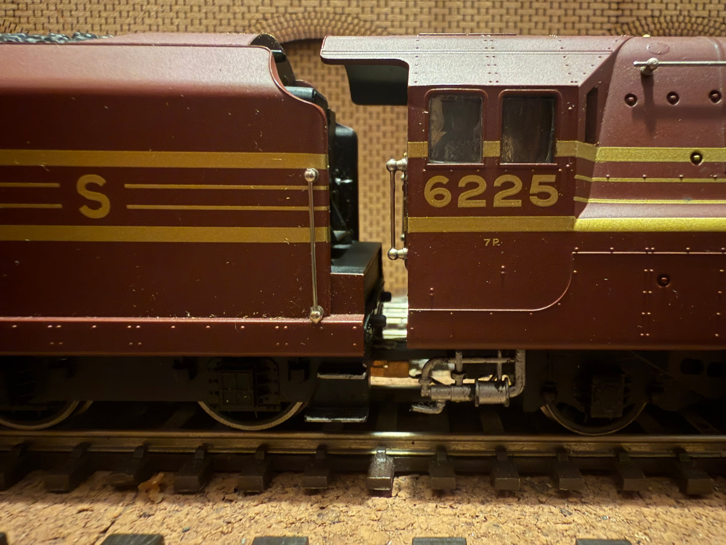 Hornby R2179 (OO) London Midland & Scottish Railway, Stanier 7P Streamlined ‘Princess Coronation’ No.6225 “Duchess of Gloucester” in LMS Crimson Lake & Gold Stripes
