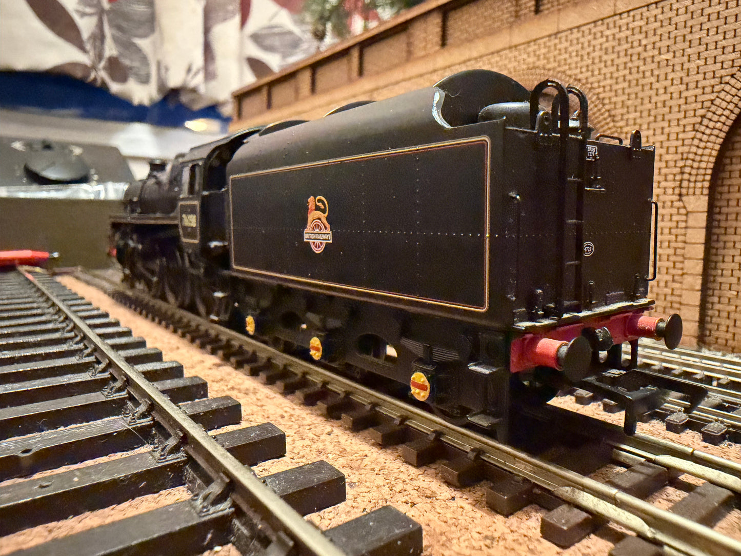 Bachmann 32-954 (OO) British Railways Standard 4MT Mogul No.76058 with BR1B Tender in weathered BR lined Black. DCC Sound Ready 