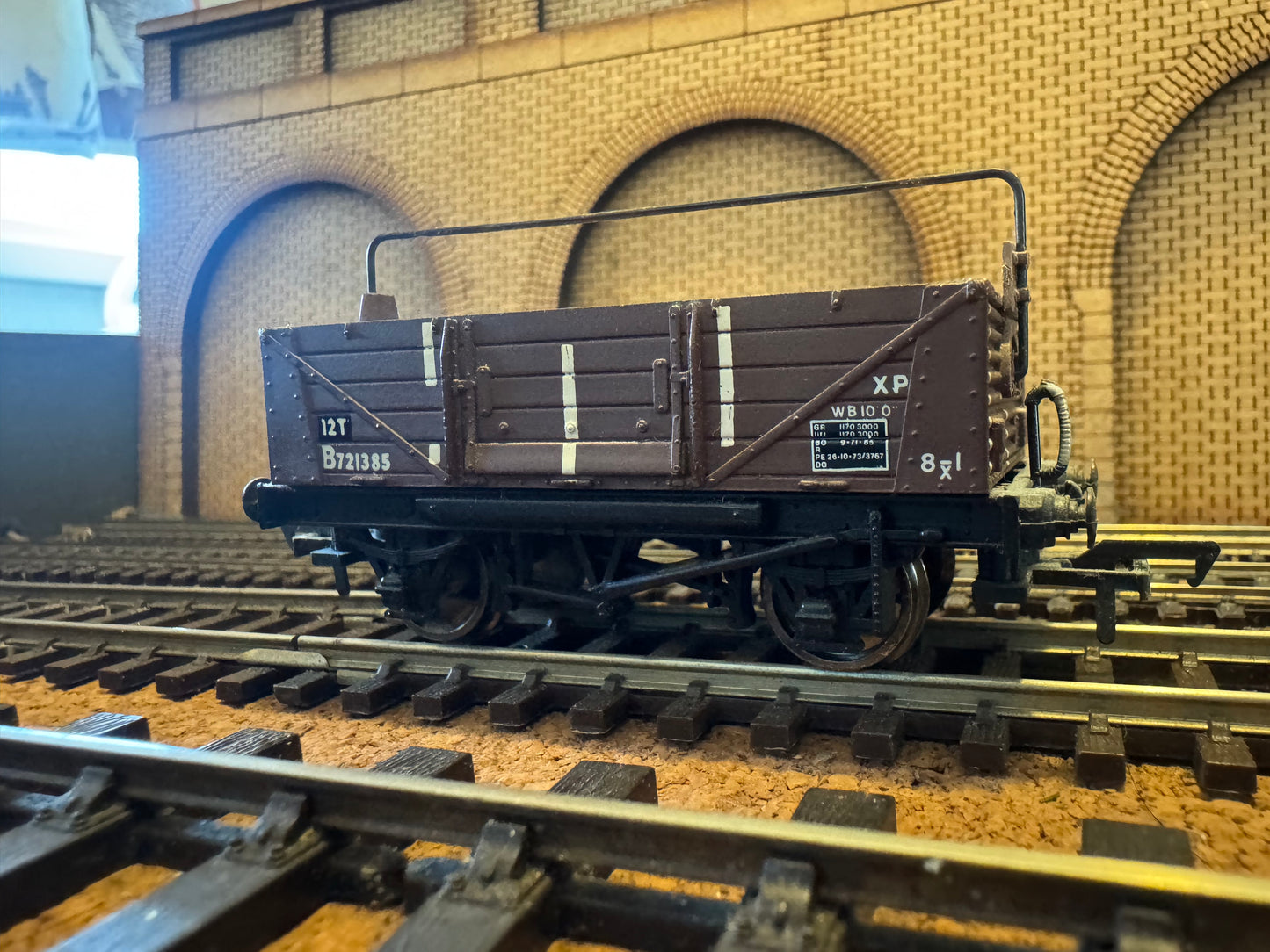Bachmann 33-226 (OO) British Railways, 12T Hybar Shock Absorbing Wagon B721385 with Load in BR Brown Livery 