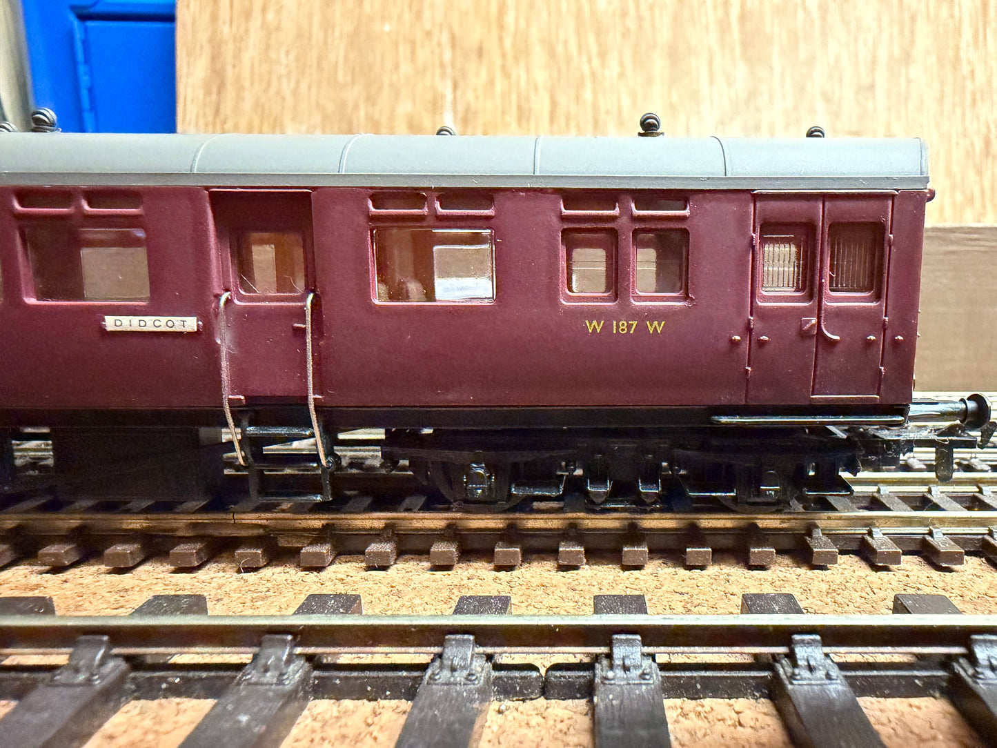 Airfix GMR 54256 (OO) Ex GWR Auto Coach No.W187W in unlined British Railways Maroon. 