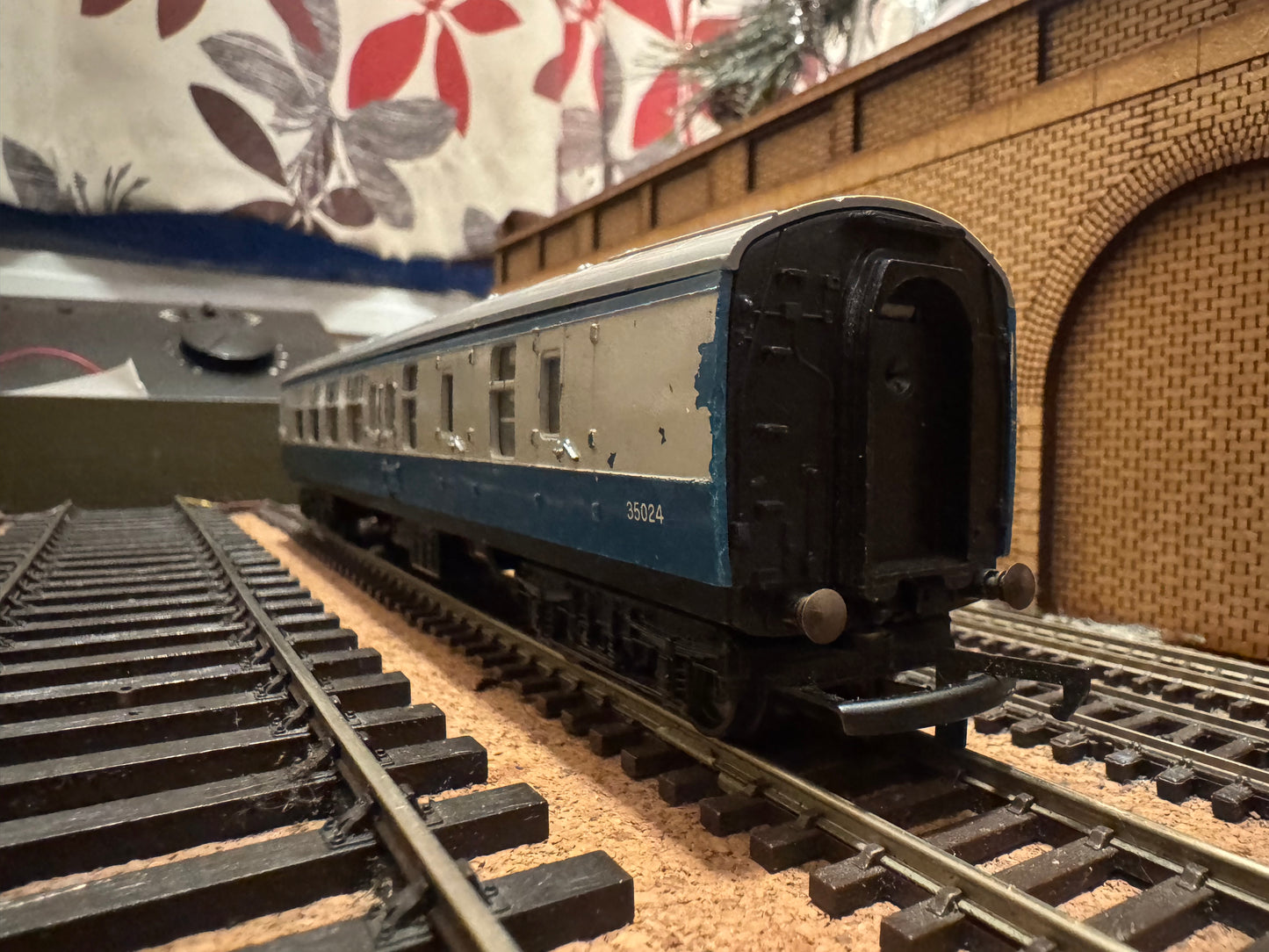 Tri-ang R729A (OO) British Railways MK1 Brake Corridor Second in British Rail Blue Grey.