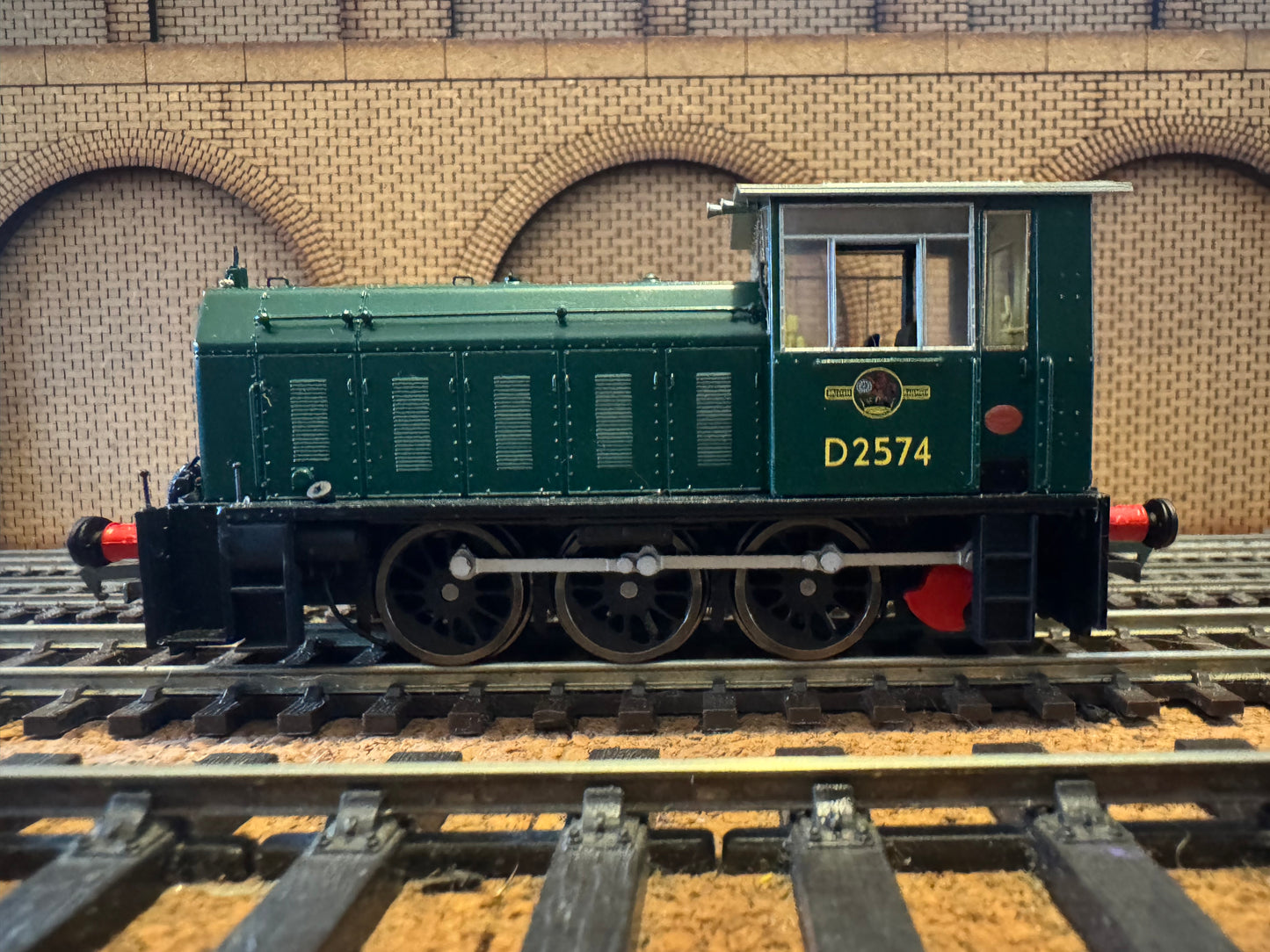 Heljan 2500 (OO) British Railways, Hunslet 200HP 0-6-0DM [Class 05] No.D2574 in BR Green. DCC Ready 