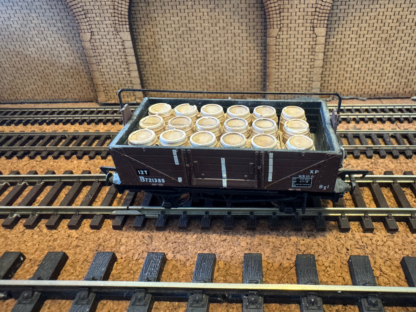 Bachmann 33-226 (OO) British Railways, 12T Hybar Shock Absorbing Wagon B721385 with Load in BR Brown Livery 
