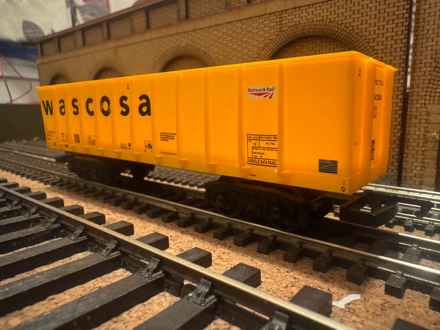 Hornby Railroad R60311 (OO) Wascosa JNA Bogie Tippler No.81 70 5932 170-0 in Wascosa / Network Rail Livery 