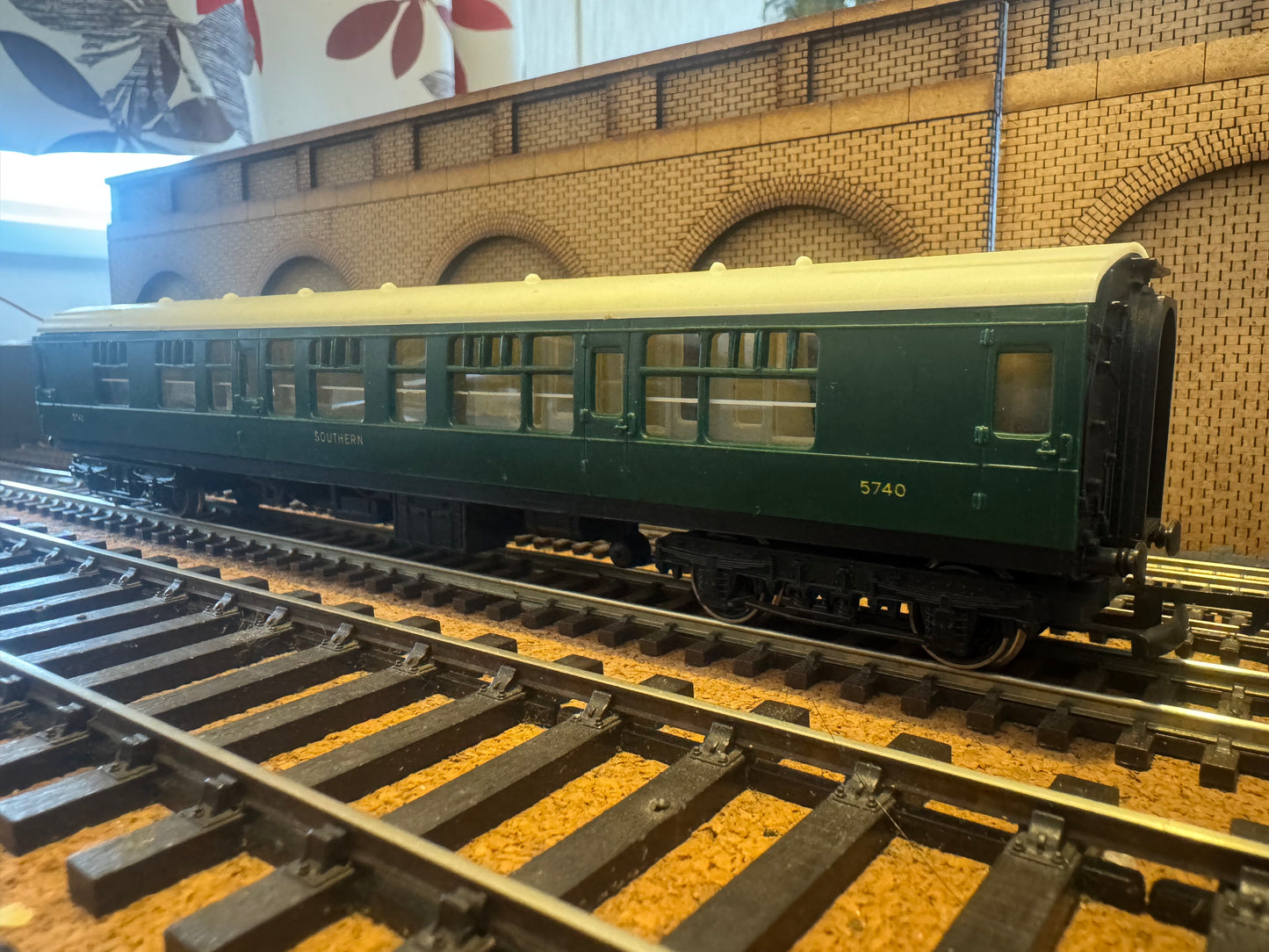 Tri-ang Hornby R933 (OO) British Railways MK1 Second Corridor No.5740 in Southern Railway Green. 