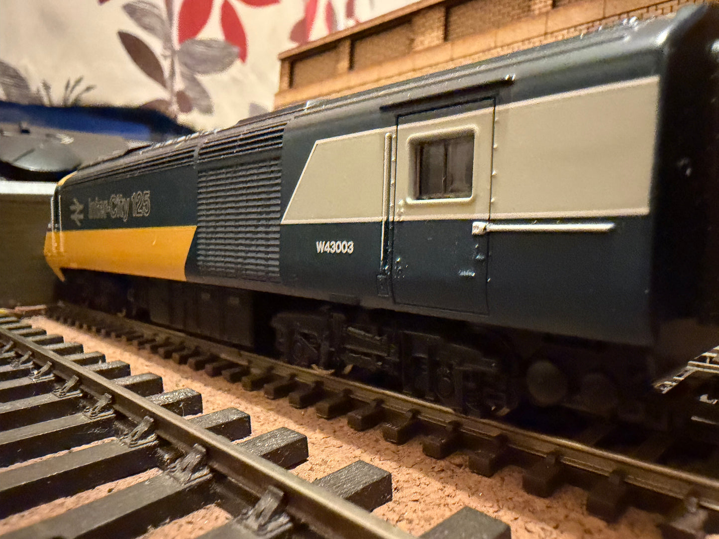 Hornby Railroad R3608 (OO) British Rail, Class 253 (Class 43) Power Cars for set No.253001. Unit Numbers W43002 & W43003 in British Rail Intercity 125 livery. DCC Ready £74