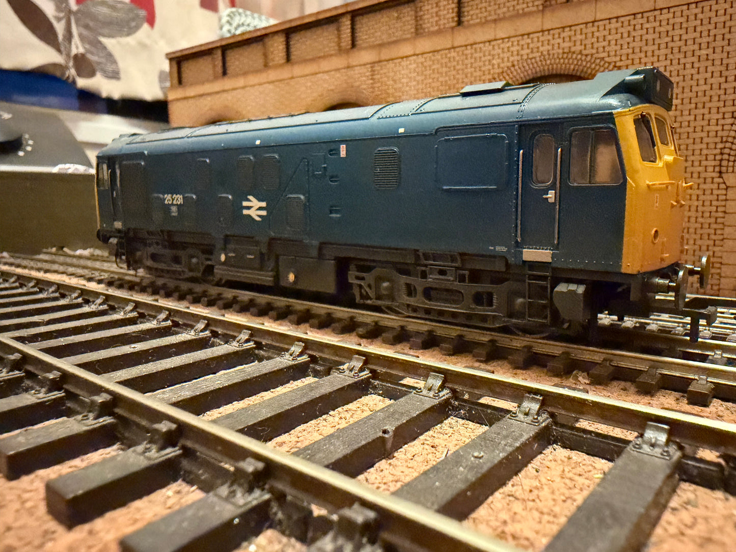 Bachmann 32-329 (OO) British Railways, Class 25/2 No.25231 in lightly weathered British Rail Blue. DCC Ready 