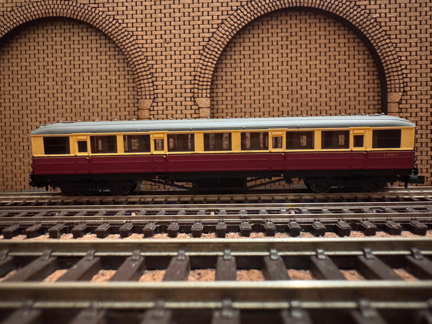 Dapol NC-60C (N Gauge) Ex LNER ‘Gresley’ Corridor Second No.E12706E in British Railways Blood and Custard Livery 