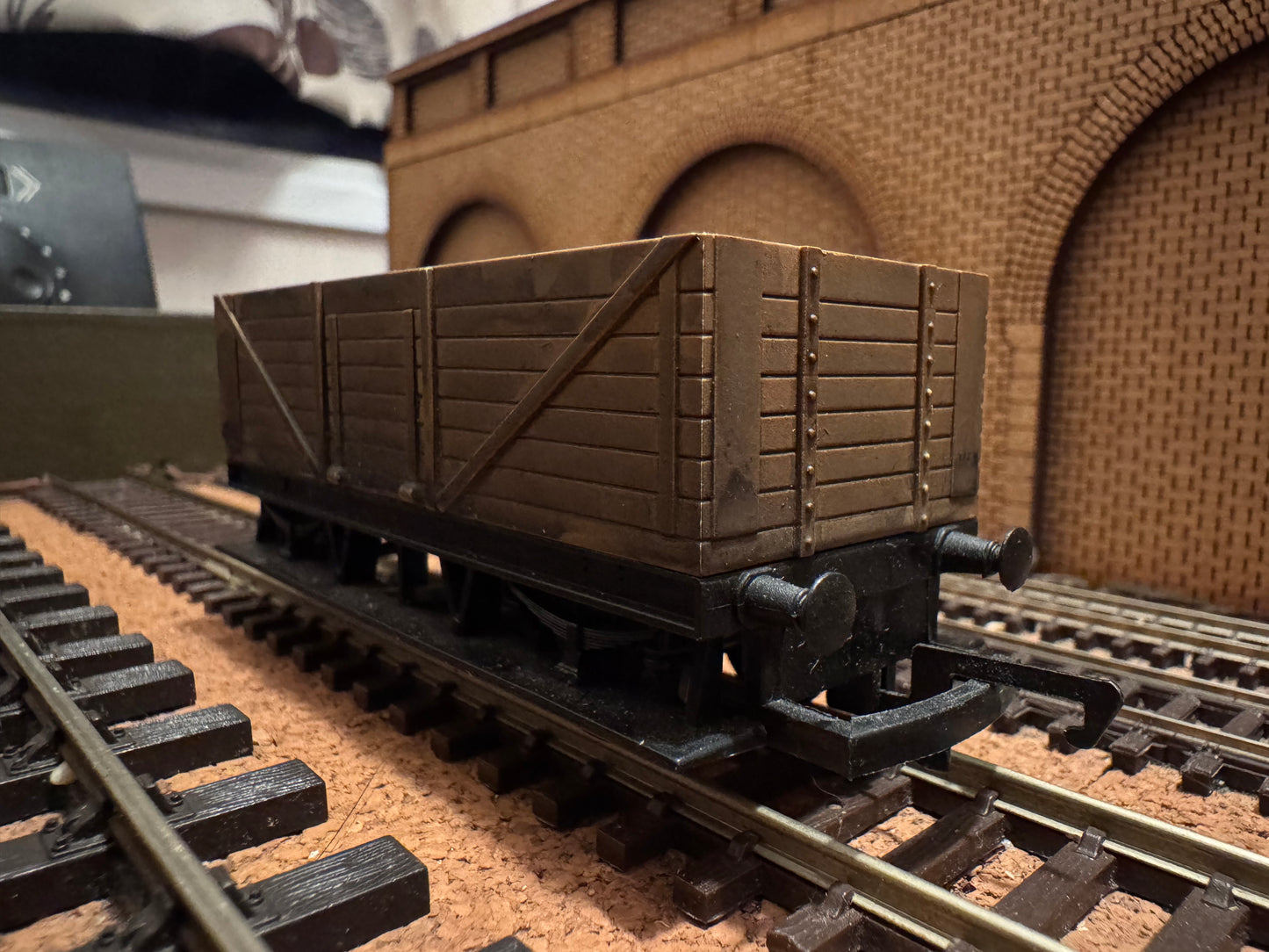 Hornby R1085 (OO) Long Wheel Base Severn Plank Wagon. Un-numbered / Repainted