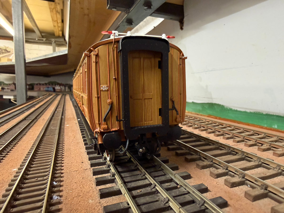 Hattons H7-TC115-001 (O Gauge) London North Eastern Railway, ‘Gresley’ Diagram 115 Corridor Third in LNER Varnished Teak. (Unnumbered) 