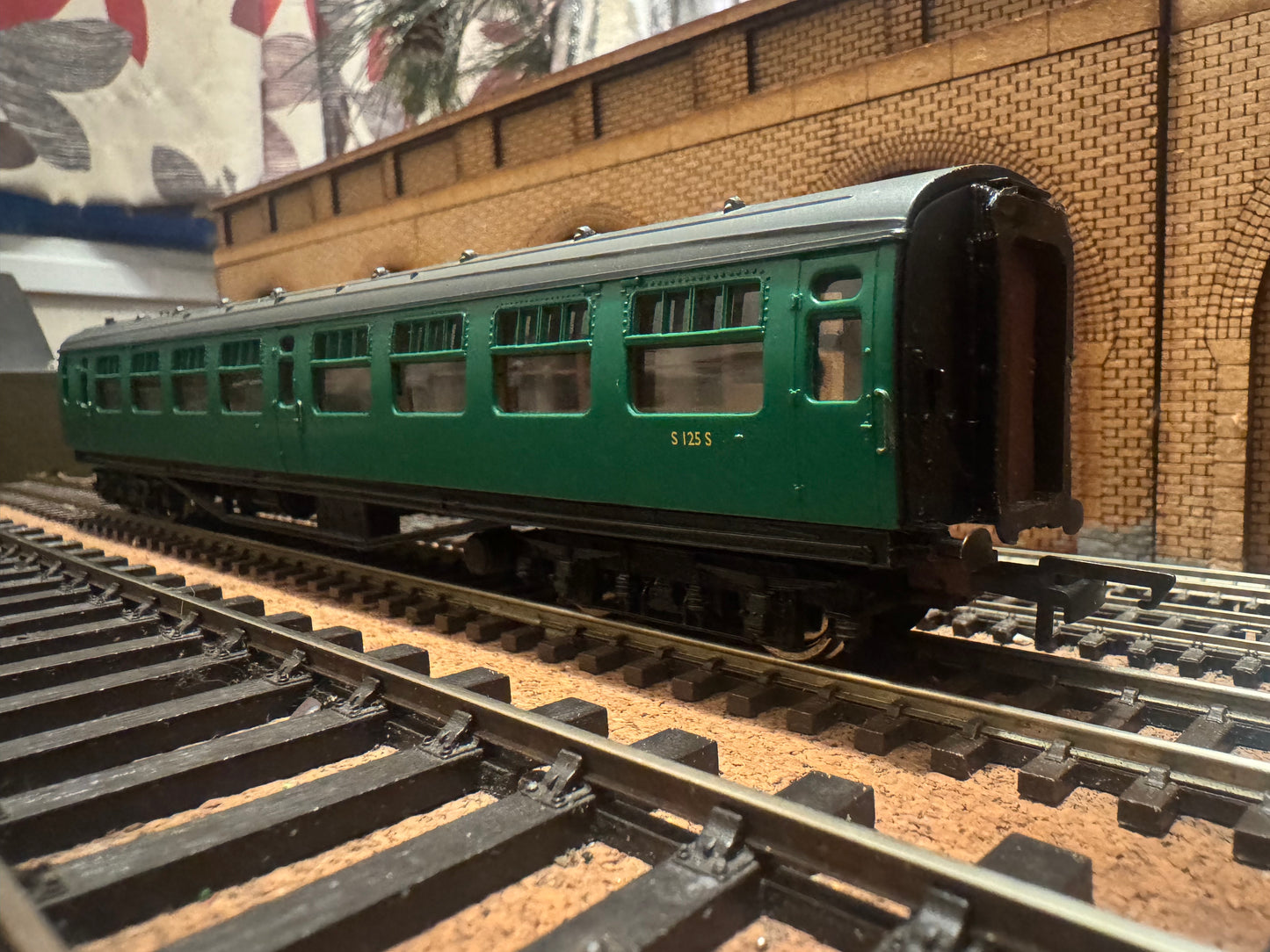 Bachmann 34-525B (OO) Ex SR ‘Builleid’ 63ft Steel Body, Corridor Second No.S125S in British Railways Southern Region Green. 