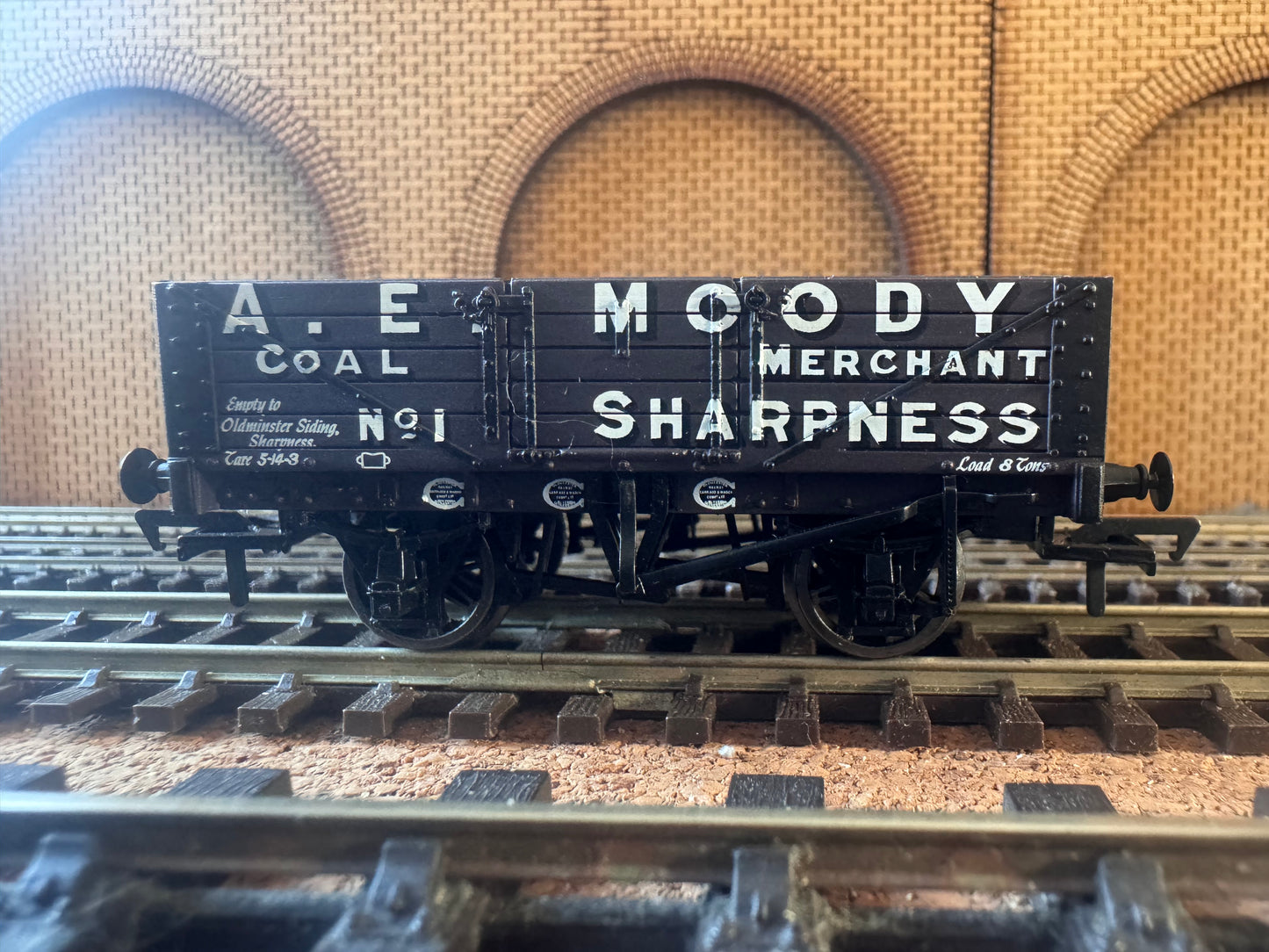 Bachmann 37-056 (OO) A. E Moody Coal Merchants, 8T Five Plank wagon No.1