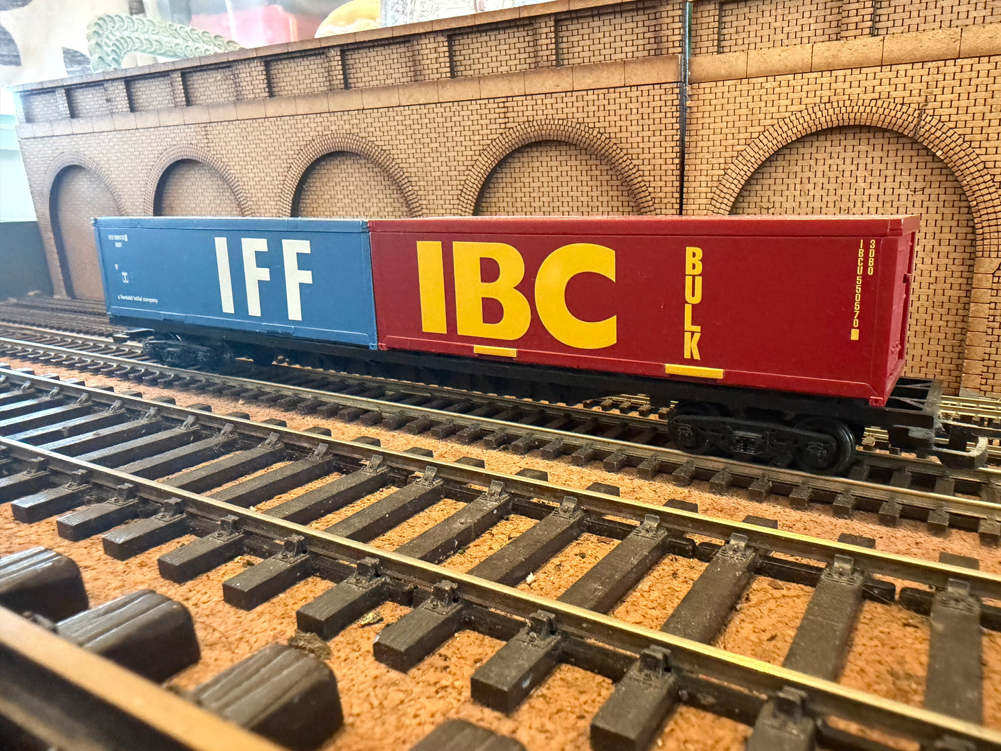 Hornby Railroad R6425 (OO) Ex British Rail Container Wagon with Containers. 