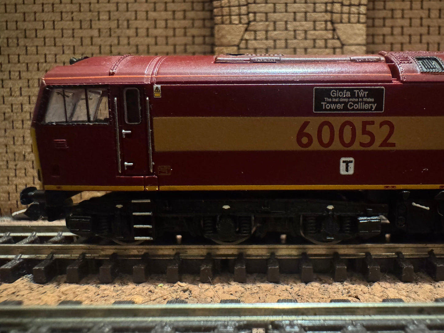 Graham Farish 371-350 (N Gauge) Ex BR Class 60, No.60052 “Glefa Tŵr Tower Colliery” in EWS Livery. 