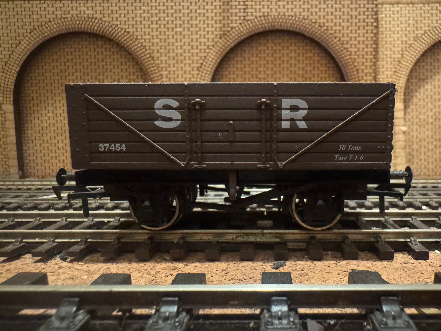 Dapol 4F-071-015 (OO) Southern Railway 10T Severn Plank Wagon No.37454 in SR Brown 