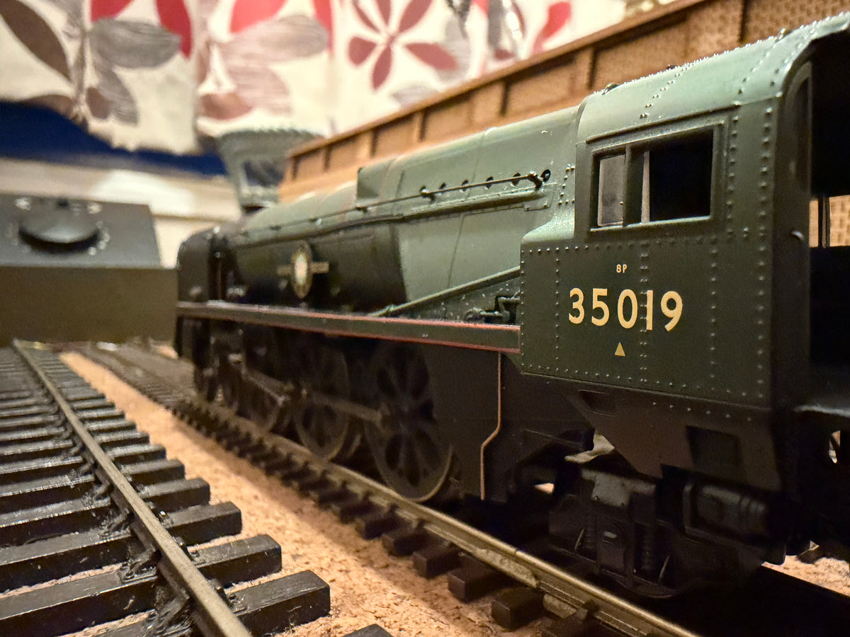Hornby R2528 (OO) Ex SR, Rebuilt Merchant Navy No.35019 “French Line” in British Railways Lined Passenger Green. (Shed Code 70A, Nine Elms Depot)