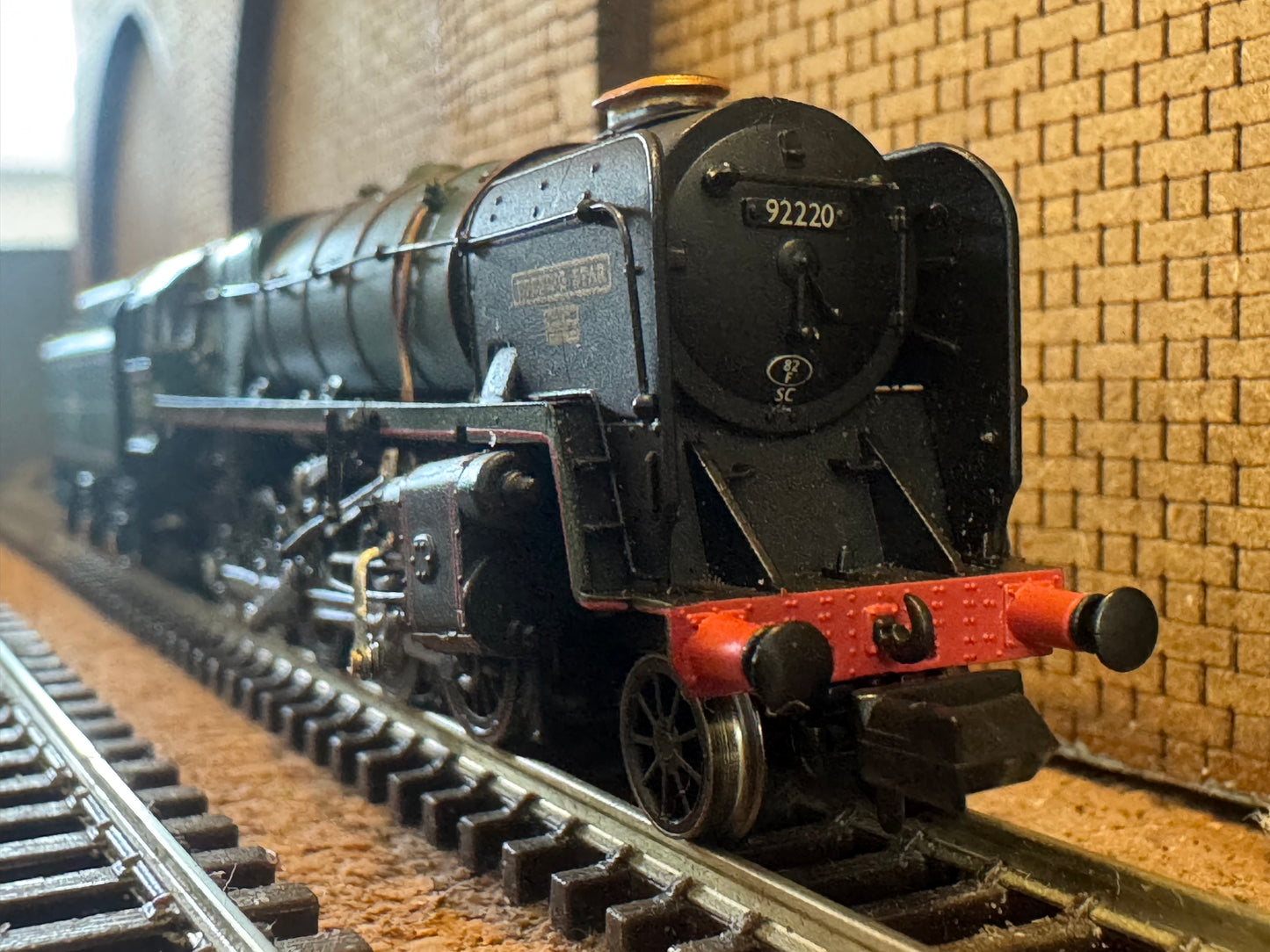 Dapol 2S-013-010 (N Gauge) Pines Express 9F 92220 “Evening Star” and Four Gresley Coaches. DCC Fitted 