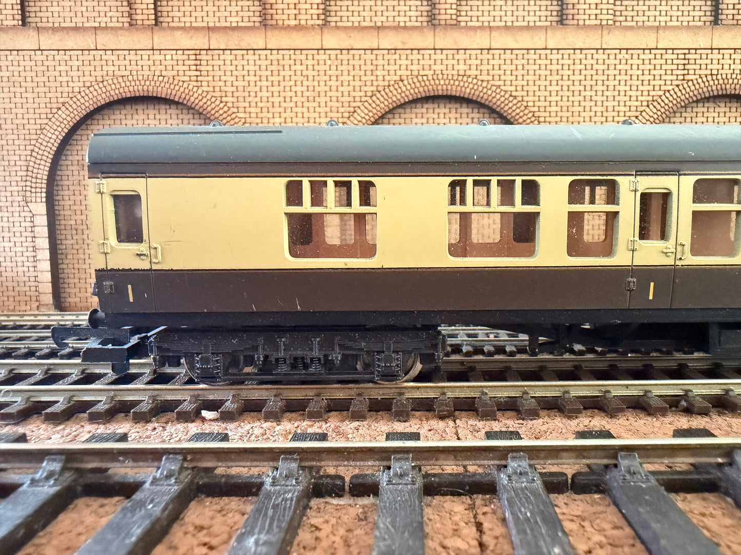 Lima L305313 (OO) British Railways MK1 Corridor Composite No.W24626 in British Railways Western Region Chocolate and Cream 