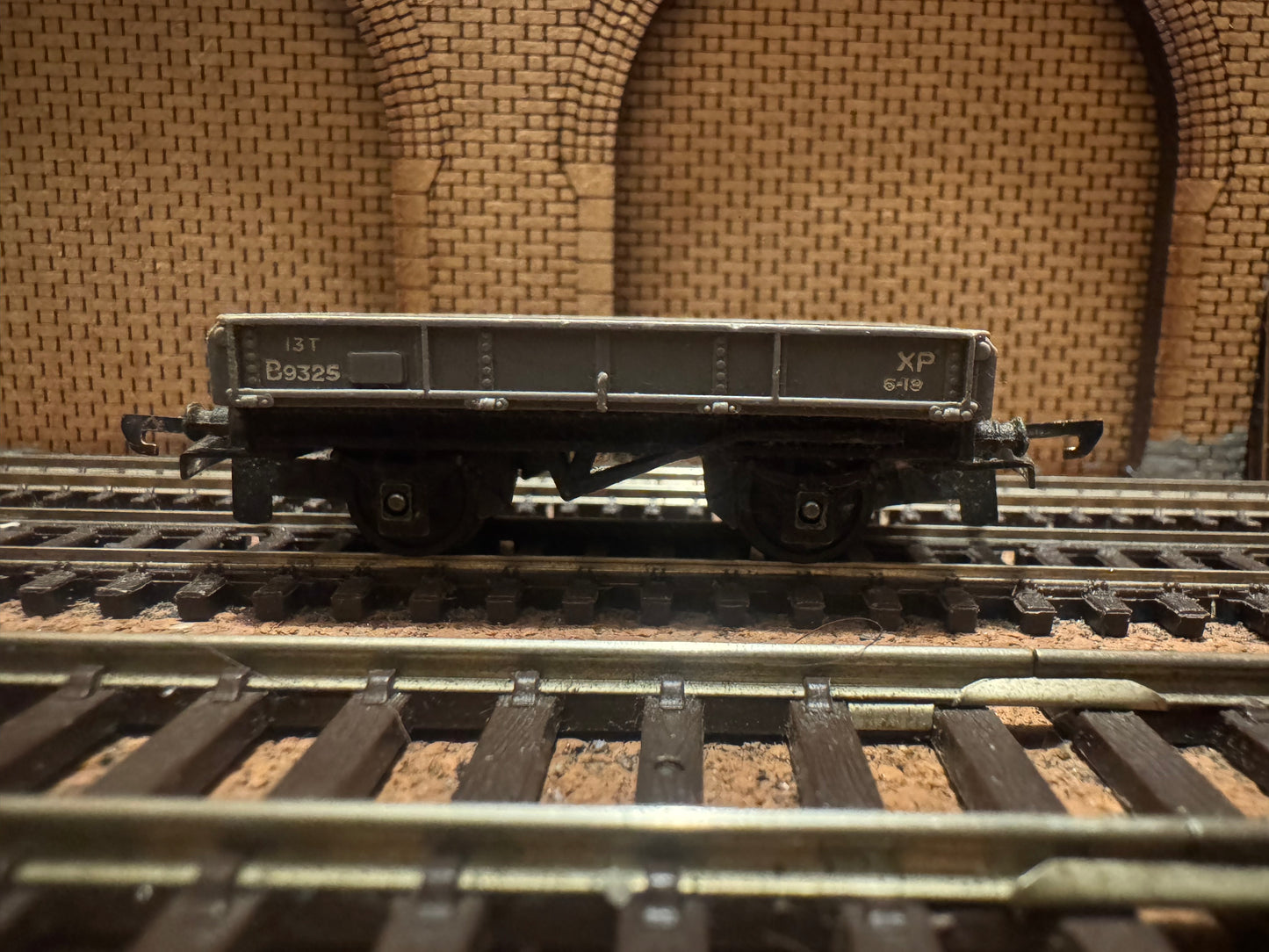 Tri-ang T172 (TT) British Railways 13T Low-side wagon No.B9325 in BR Grey 