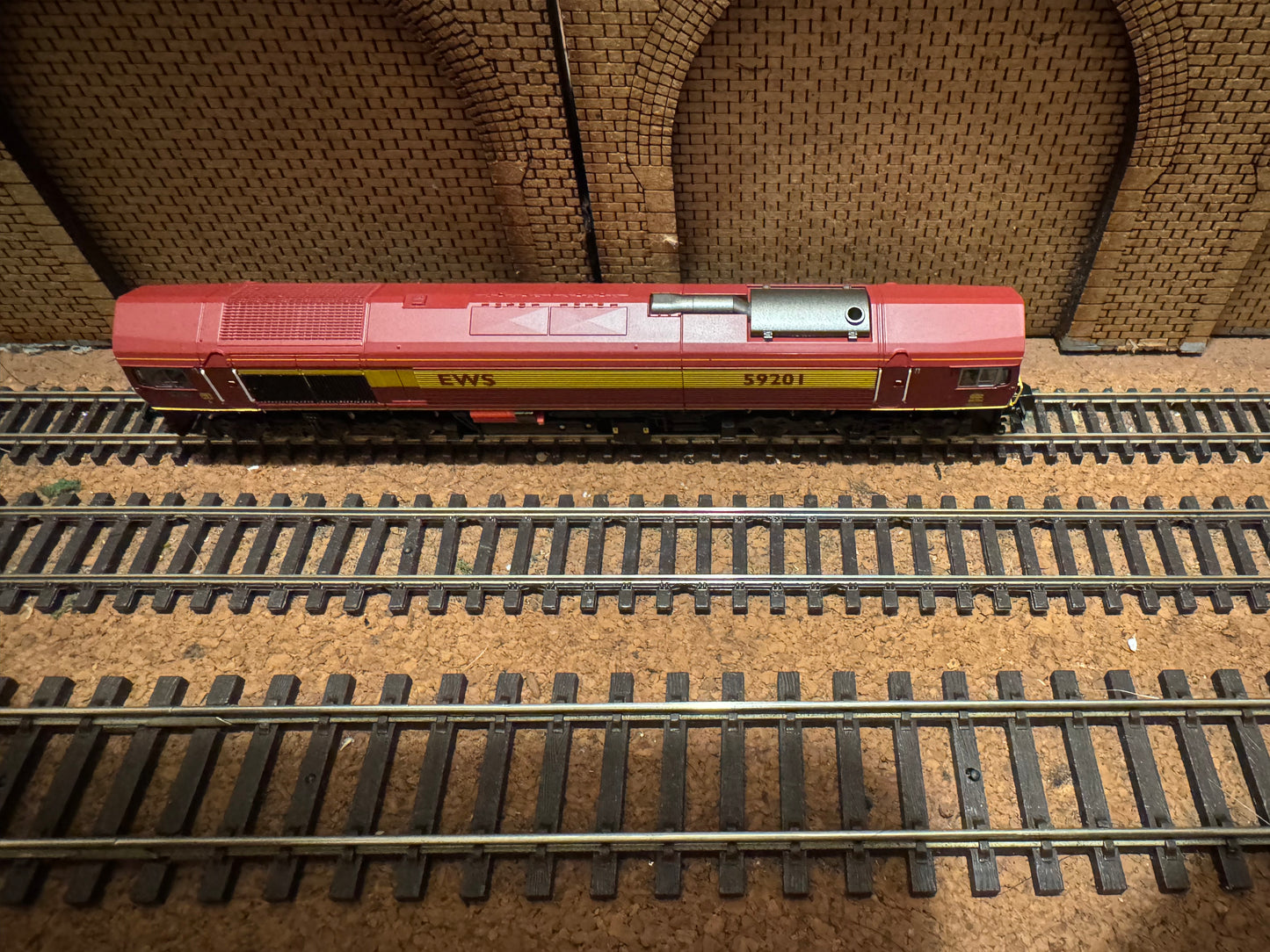 Dapol 2D-005-006 (N Gauge) Ex National Power, Class 59/2 No.59201 “Vale of York” in English Welsh & Scottish, Red and Gold. DCC Ready