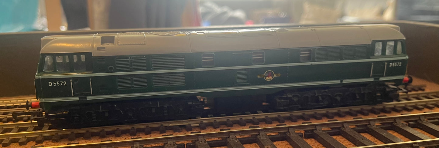 Tri-ang Hornby (OO) British Railways, Brush Type 2 (Class 31) No.D5572 in Lined BR Green with small yellow ends.