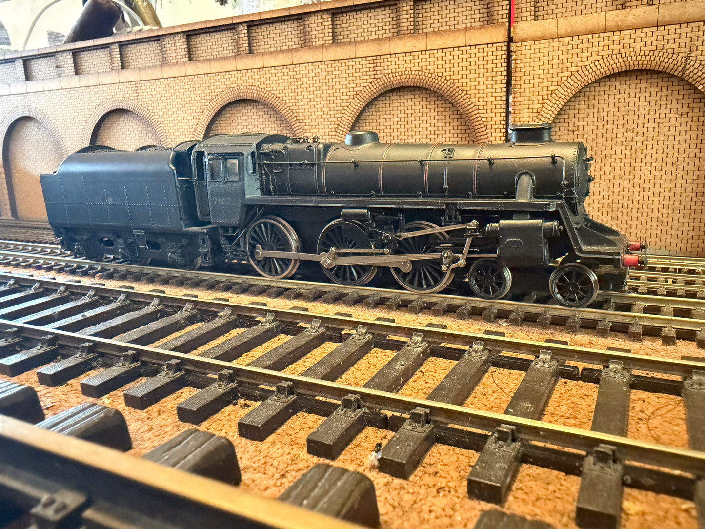 Bachmann 31-105 (OO) British Railways Standard Class 4MT 4-6-0 No.75020 with double chimney and BR1B Tender in Heavily Weathered BR Lined Black 