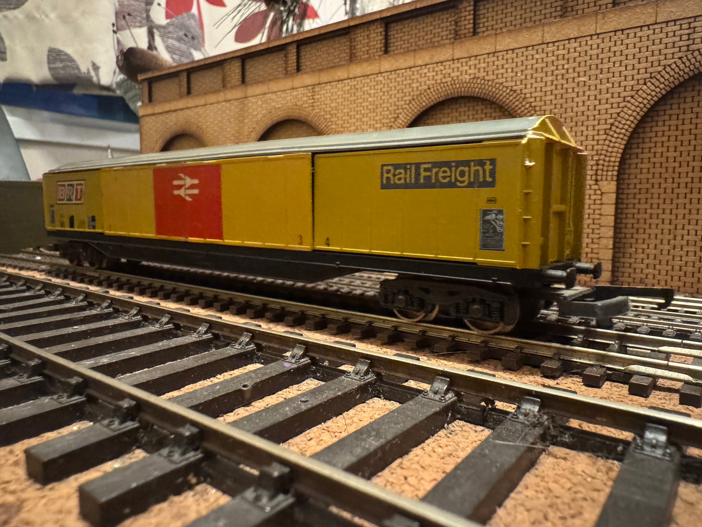 Lima L303204W (HO) British Rail Railfreight Sliding Door Van 