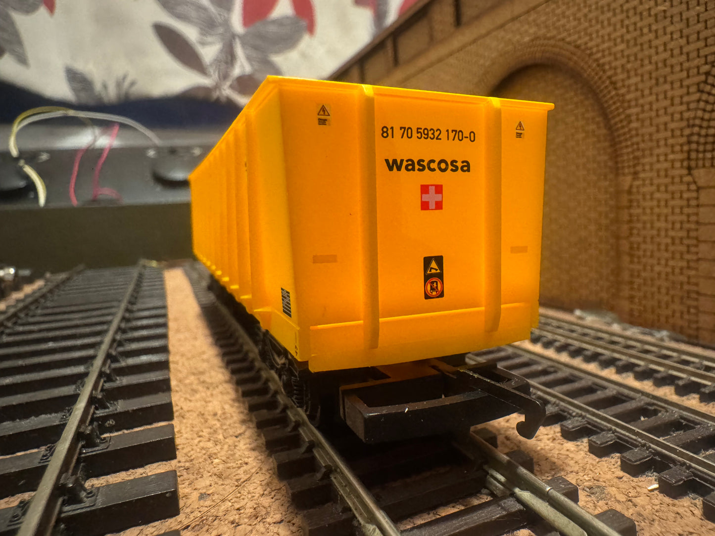 Hornby Railroad R60311 (OO) Wascosa JNA Bogie Tippler No.81 70 5932 170-0 in Wascosa / Network Rail Livery 
