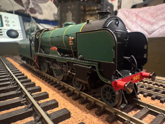 Hornby R2745X (OO) Southern Railway ‘School Class’ No.902 “Wellington” in Southern Railway Malachite Green and Small Chimney. 