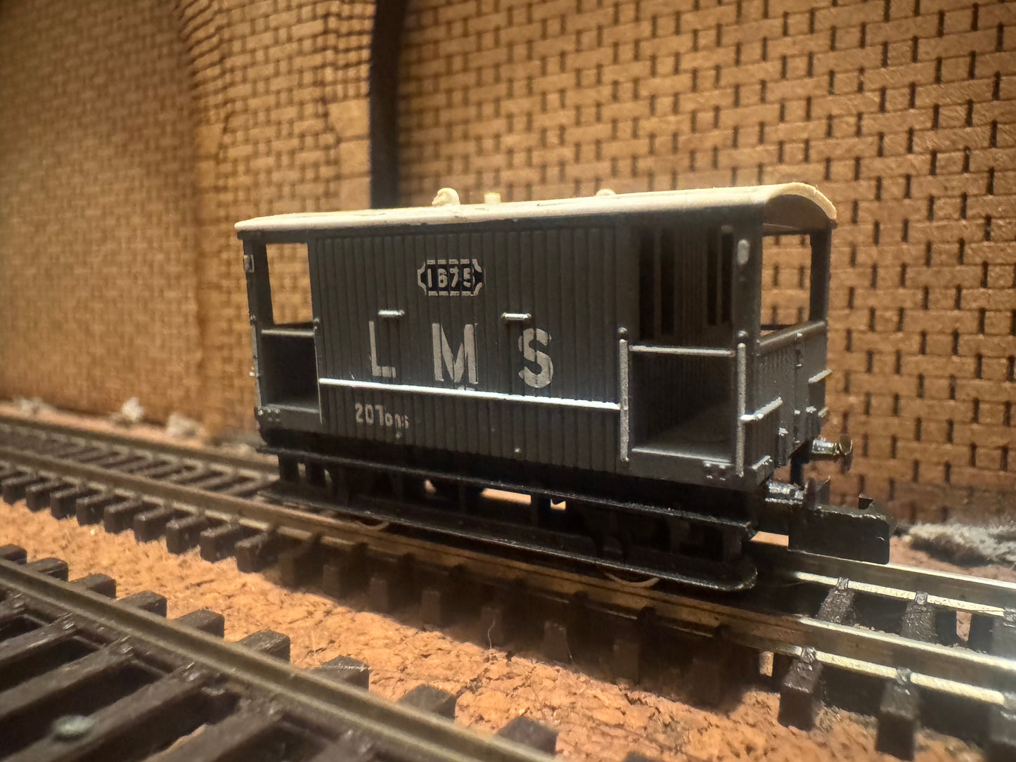 Peco NR-48T (N Gauge) London Midland & Scottish Railway, 20T Brake Van No.1675
