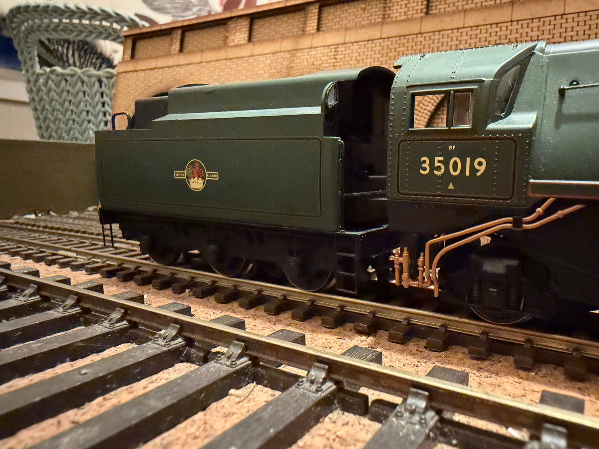 Hornby R2528 (OO) Ex SR, Rebuilt Merchant Navy No.35019 “French Line” in British Railways Lined Passenger Green. (Shed Code 70A, Nine Elms Depot)