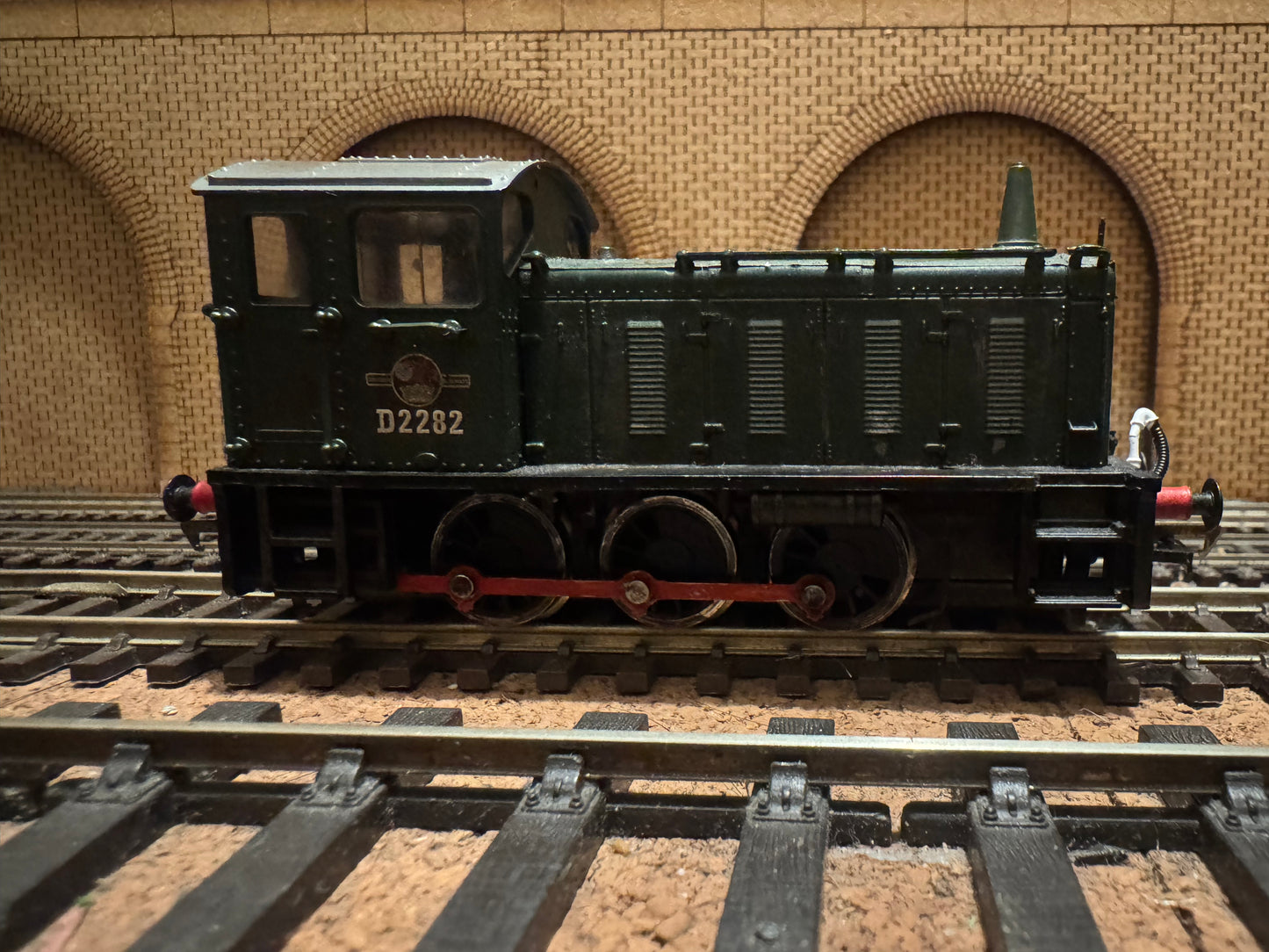 Bachmann 31-338 (OO) British Railways, Drewry Car Company 200HP 0-6-0 Diesel Mechanical Shunter [Class 04] No.D2282 in lightly weathered Plain BR Green. 