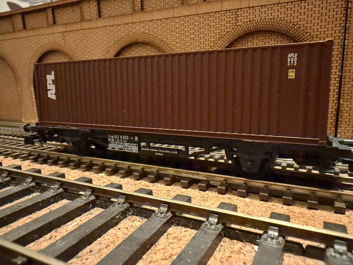Lima 2853 (HO / OO) Four Wheeled Container Wagon with 1:76 scale APL Sea Container 