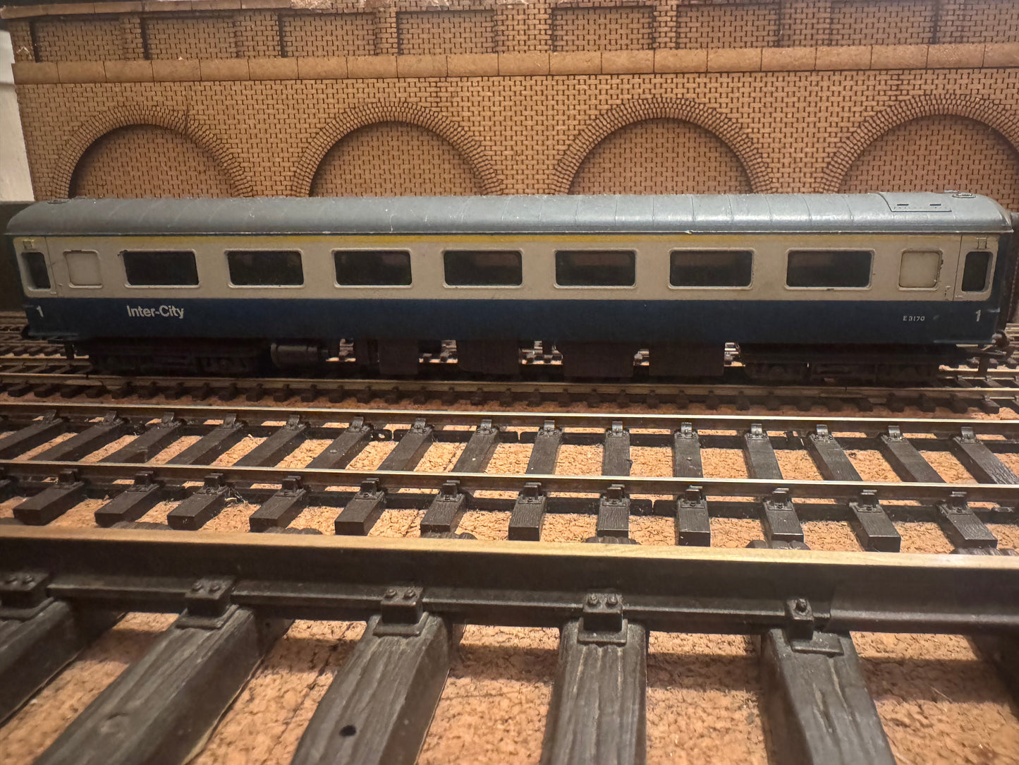 Airfix 54201 (OO) British Rail MK2D First Open No.E3170 in British Rail Blue Grey 