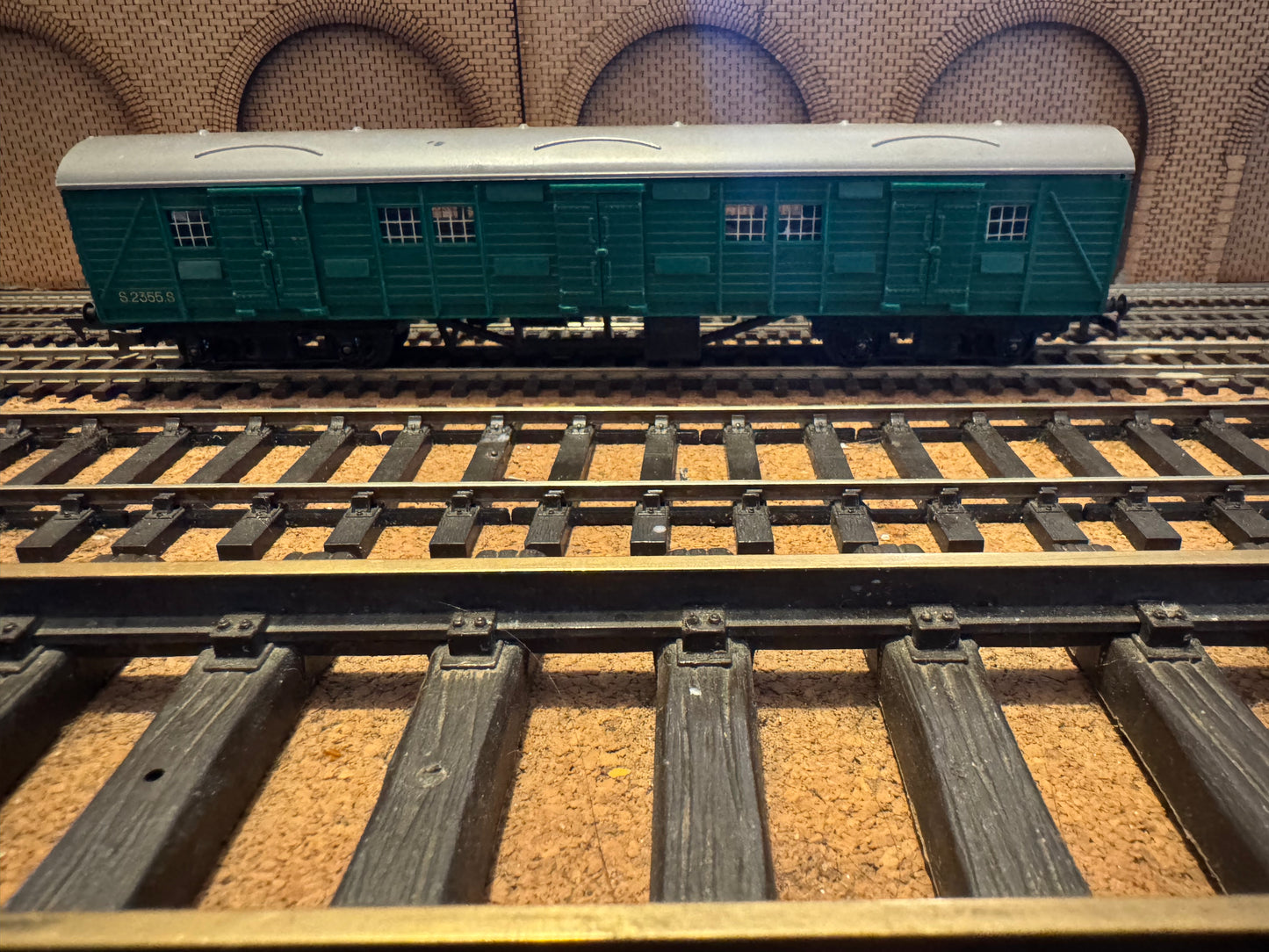 Tri-ang R.226 (OO) Ex SR Utility Parcels Van No.S2355S in British Railways Southern Region Green 