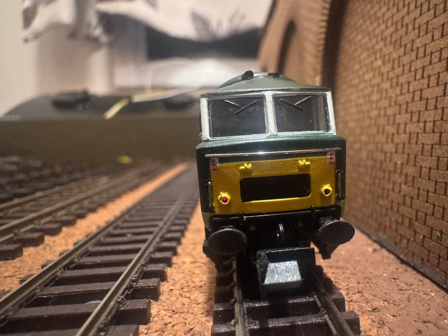 Dapol ND-084B (N-Gauge) British Railways, Bayer Peacock Type 3 ‘Hymek’ [Class 35] No.D7008 in BR Two Tone Green. DCC Ready.