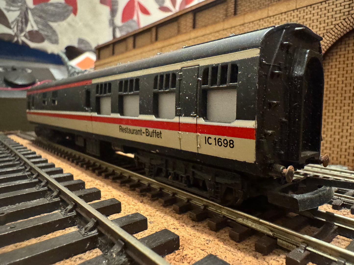 Lima L305320 (OO) British Railways MK1 Restaurant-Buffet No.IC1698 in British Rail Intercity Executive livery 
