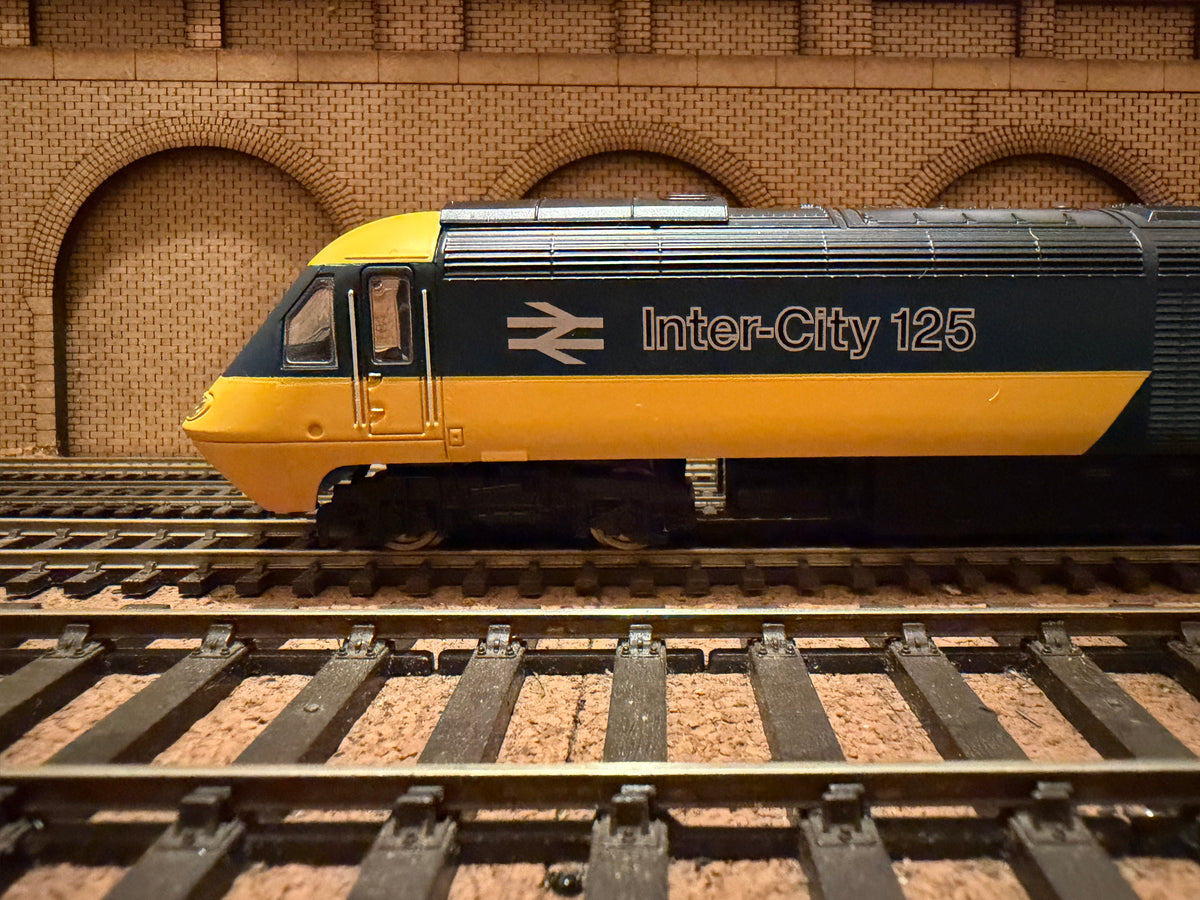 Hornby Railroad R3608 (OO) British Rail, Class 253 (Class 43) Power Cars for set No.253001. Unit Numbers W43002 & W43003 in British Rail Intercity 125 livery. DCC Ready £74