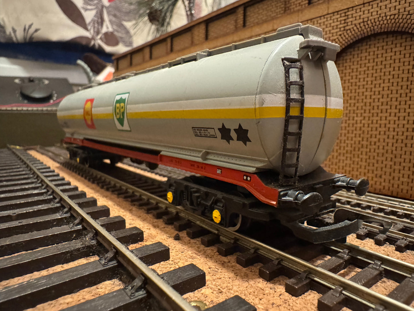 Hornby R.669 (OO) British Railway 100T TEA Tanker In Shell-BP livery 