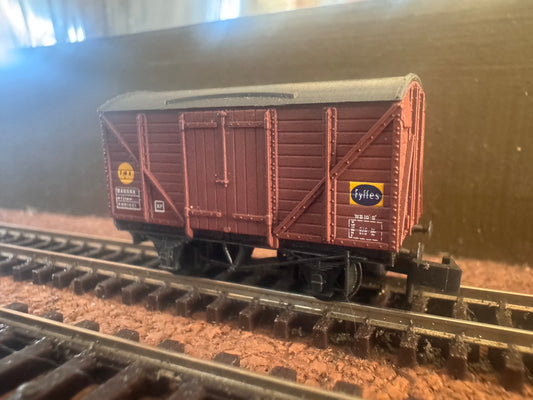 Peco NR-50A (N Gauge) British Railways Ventilated Fyffes Banana Van No.B881061 in BR Bauxite 