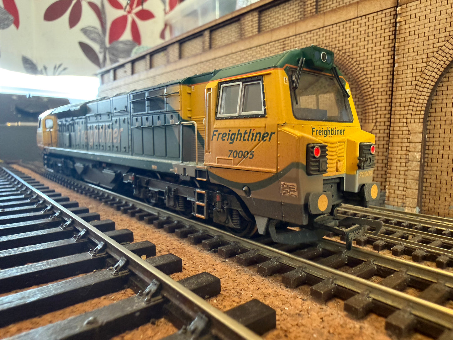 Bachmann 31-588 (OO) General Electric Class 70 No.70005 in Weathered Freightliner Powerhaul Livery. DCC Ready 