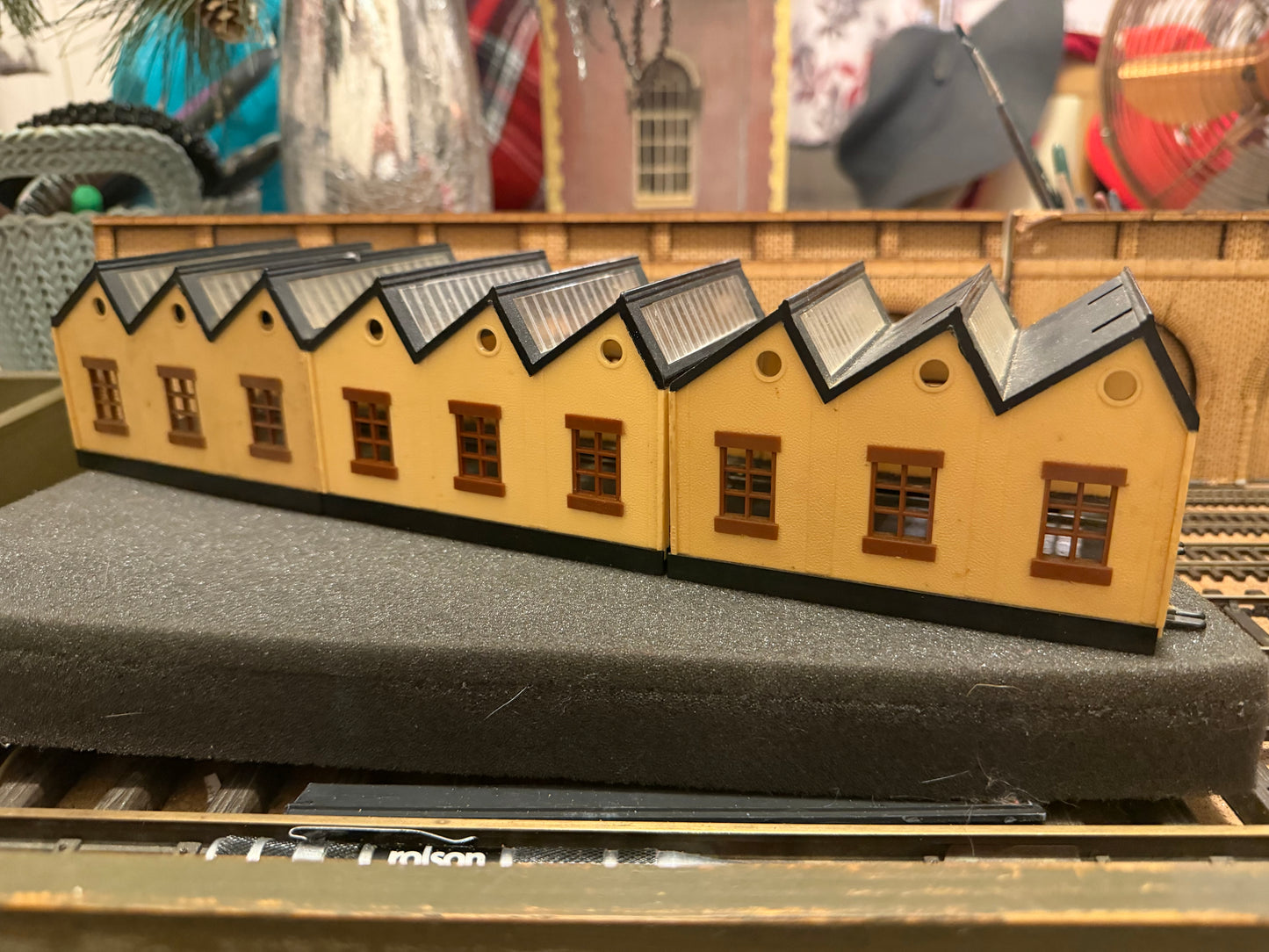 Tri-ang T.28 (TT) x3 Type A Twin Road Loco shed with six inspection pits. 