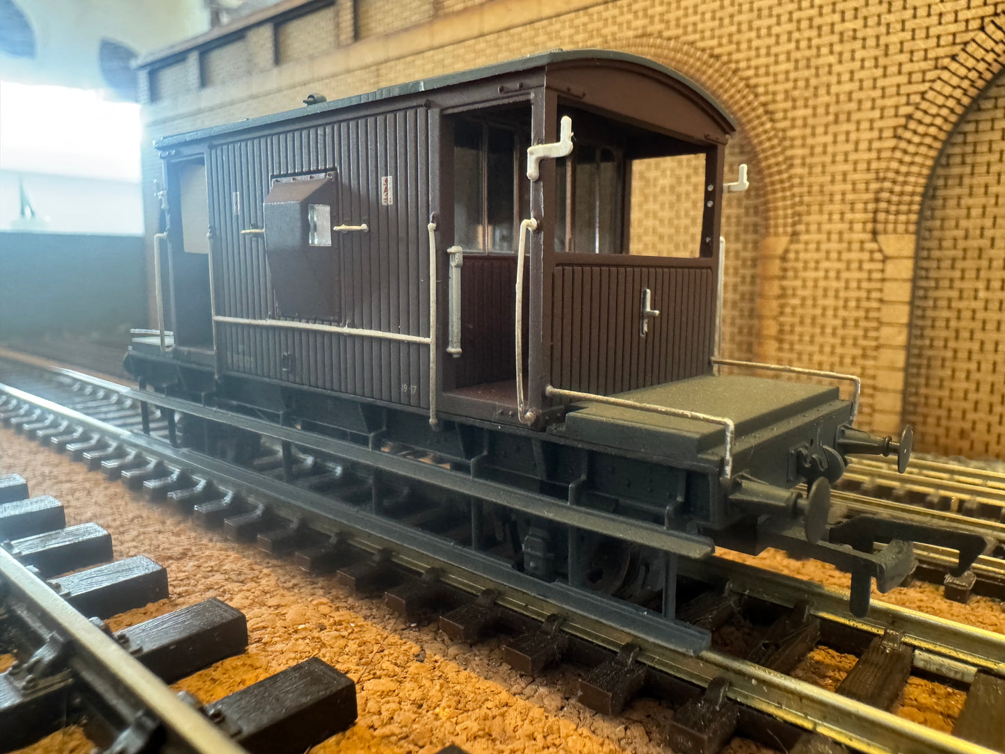 Bachmann 37-537D (OO) British Railways 20T Brake Van No.B952830 in weathered BR Bauxite. 