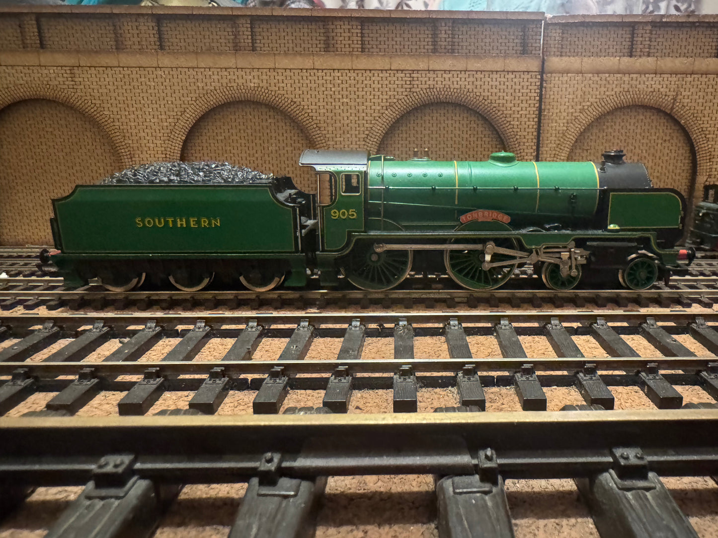 Hornby / Royal Doulton R648 (OO) ‘Waiting to Go’ Special Edition Collectors Set